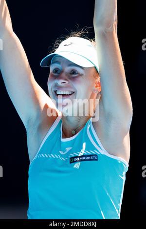 Melbourne, Australia. 23rd Jan, 2023. MAGDA LINETTE di Polonia festeggia dopo aver sconfitto 4th seme CAROLINE GARCIA di Francia sulla Rod Laver Arena in una partita femminile di 4th round il giorno 8 dell'Australian Open 2023 a Melbourne, Australia. Sydney Low/Cal Sport Media/Alamy Live News Foto Stock