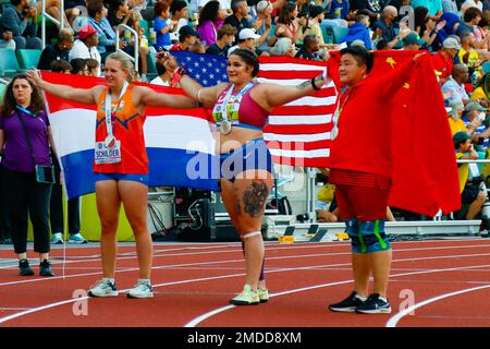 Chase Ealey (centro) mostra con orgoglio la bandiera americana e la sua medaglia d'oro, dopo essere diventata la prima donna americana a vincere il titolo mondiale Put al World Track and Field Championships di Hayward Field, University of Oregon, Eugene, Ore., 16 luglio, 2022. I Campionati si sono svolti il 15-24 luglio ed è stata la prima volta che si sono tenuti negli Stati Uniti. Il team di supporto civile delle armi di distruzione di massa del 102nd, la Guardia Nazionale dell'Oregon, ha contribuito a garantire la sicurezza durante l'evento. (Foto di Sgt. 1st Classe Amy Elker, Joint Force Headquarters Public Affairs, Oregon Army National Guard) Foto Stock