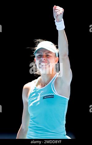 Melbourne, Australia. 23rd Jan, 2023. MAGDA LINETTE di Polonia festeggia dopo aver sconfitto 4th seme CAROLINE GARCIA di Francia sulla Rod Laver Arena in una partita femminile di 4th round il giorno 8 dell'Australian Open 2023 a Melbourne, Australia. Sydney Low/Cal Sport Media/Alamy Live News Foto Stock