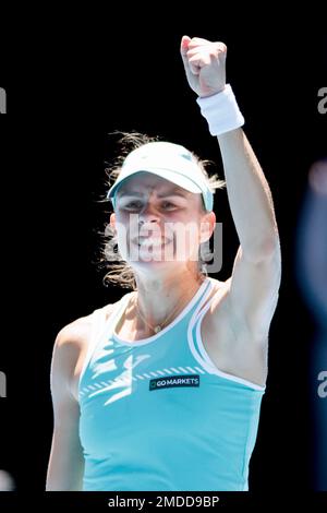 Melbourne, Australia. 23rd Jan, 2023. MAGDA LINETTE di Polonia festeggia dopo aver sconfitto 4th seme CAROLINE GARCIA di Francia sulla Rod Laver Arena in una partita femminile di 4th round il giorno 8 dell'Australian Open 2023 a Melbourne, Australia. Sydney Low/Cal Sport Media/Alamy Live News Foto Stock