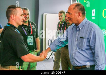 Il generale Michael Stencel, Adjutant General, Oregon, (a destra) presenta una moneta di sfida a CPT. Tony Bernabo, 102nd Weapons of Mass Destruction - Civil Support Team (CST), Oregon National Guard, per i suoi eccezionali sforzi al World Track and Field Championships, dal 15 al 24 luglio. Stencel ha visitato la CST, il 16 luglio, presso il loro centro operativo vicino a Hayward Field, University of Oregon, a Eugene, Orez., e hanno osservato le loro operazioni congiunte con le autorità locali, statali e federali per condurre valutazioni continue delle minacce e indagini regolari sull'area per garantire la sicurezza di tutti i partecipanti e gli ossari Foto Stock