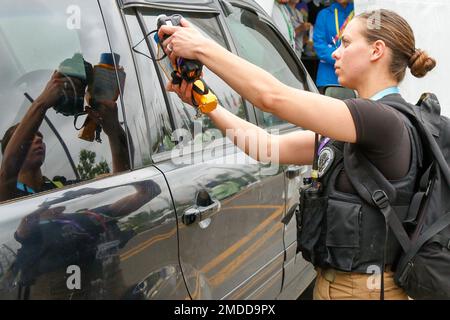 Personale della guardia nazionale dell'esercito dell'Oregon Sgt. Kayla Smith, capo del team di indagine, 102nd Weapons of Mass Destruction - Civil Support Team, Oregon National Guard, effettua indagini su un veicolo sospetto per individuare eventuali pericoli, tra cui chimici, biologici, radiologici, nucleari, E materiali esplosivi (CBRNE), al World Track and Field Championships, University of Oregon, a Eugene, Ore., il 16 luglio, 2022. Smith è membro di un Joint Hazard Assessment Team (JHAT), composto da membri di agenzie locali, statali e federali, tra cui polizia, vigili del fuoco e servizi tattici K-9. Il JHAT ha pattugliato regolarmente il gallo Foto Stock