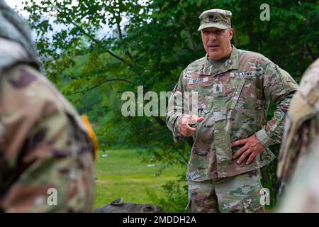 STATI UNITI Roger Sicard, il comando di stato Sergente maggiore, Connecticut Army National Guard, parla con gli Stati Uniti Soldati dell'esercito del 1st Battaglione, 102nd reggimento di fanteria, guardia nazionale dell'esercito del Connecticut, presso il Camp Ethan Allen Training Site, Gerico, Vermont, 16 luglio 2022. In qualità di comando statale Sergente maggiore, Sicard visita regolarmente le unità mentre si trovano sul campo per sovrintegiarne l'addestramento. Foto Stock