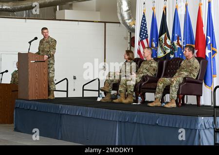 STATI UNITI Evan Pettus, comandante entrante di 12th Air Force (Air Forces Southern) parla con gli altri membri del 12th Air Force (Air Forces Southern) cambio di comando partito ufficiale (da destra a sinistra) Stati Uniti Laura Richardson, comandante degli Stati Uniti Southern Command, Stati Uniti Mark Kelly, comandante del comando di combattimento aereo e degli Stati Uniti Barry Cornish, comandante uscente della 12th Air Force (Air Forces Southern) alla base dell'aeronautica di Davis-Monthan, Arizona, 22 luglio 2022. Il Gen. Pettus diventa il 102nd° comandante dell'aeronautica militare 12th. Foto Stock