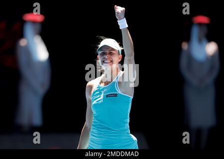 Melbourne, Australia. 23rd Jan, 2023. MAGDA LINETTE di Polonia festeggia dopo aver sconfitto 4th seme CAROLINE GARCIA di Francia sulla Rod Laver Arena in una partita femminile di 4th round il giorno 8 dell'Australian Open 2023 a Melbourne, Australia. Sydney Low/Cal Sport Media/Alamy Live News Foto Stock