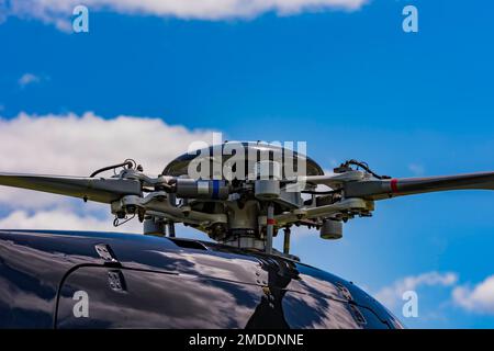 Primo piano di una testa rotore principale Speriflex da un Eurocopter (Airbus Helicopters) EC120B Colibri sbarcati a Kooroomba Vineyard e Lavender Farm Foto Stock