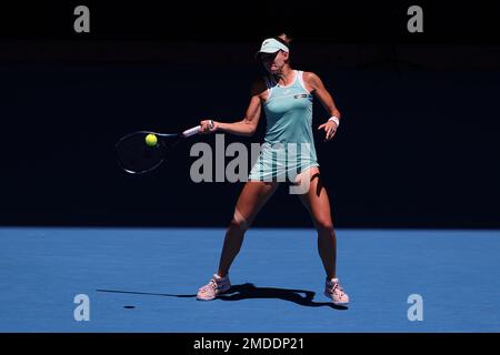 Melbourne, Australia. 23rd Jan, 2023. Magda Linette di Polonia in azione durante il round 4 della partita tra Caroline Garcia di Francia e Magda Linette di Polonia Day 8 all'Australian Open Tennis 2023 alla Rod Laver Arena di Melbourne, Australia, il 23 gennaio 2023. Foto di Peter Dovgan. Solo per uso editoriale, licenza richiesta per uso commerciale. Non è utilizzabile nelle scommesse, nei giochi o nelle pubblicazioni di un singolo club/campionato/giocatore. Credit: UK Sports Pics Ltd/Alamy Live News Foto Stock