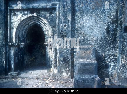 Nicchia di preghiera mihrab e tre passi minbar o pulpito, 15th ° secolo moschea araba a Gedi, Kenya Foto Stock