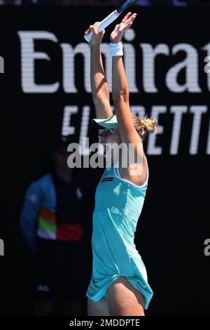 Magda Linette di Polonia celebra la sconfitta di Caroline Garcia, Francia. , . Alla Rod Laver Arena, Melbourne, Australia, il 23 gennaio 2023. Foto di Peter Dovgan. Solo per uso editoriale, licenza richiesta per uso commerciale. Non è utilizzabile nelle scommesse, nei giochi o nelle pubblicazioni di un singolo club/campionato/giocatore. Credit: UK Sports Pics Ltd/Alamy Live News Foto Stock