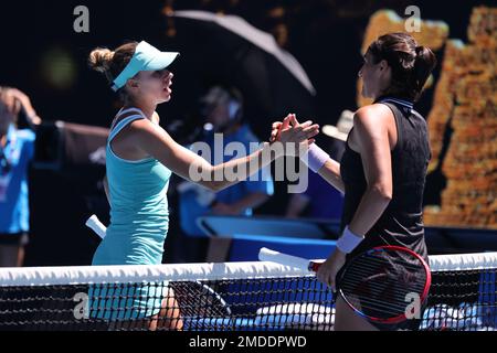 Magda Linette di Polonia celebra la sconfitta di Caroline Garcia, Francia. , . Alla Rod Laver Arena, Melbourne, Australia, il 23 gennaio 2023. Foto di Peter Dovgan. Solo per uso editoriale, licenza richiesta per uso commerciale. Non è utilizzabile nelle scommesse, nei giochi o nelle pubblicazioni di un singolo club/campionato/giocatore. Credit: UK Sports Pics Ltd/Alamy Live News Foto Stock