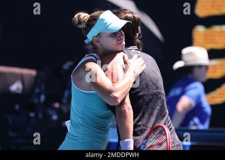 Magda Linette di Polonia celebra la sconfitta di Caroline Garcia, Francia. , . Alla Rod Laver Arena, Melbourne, Australia, il 23 gennaio 2023. Foto di Peter Dovgan. Solo per uso editoriale, licenza richiesta per uso commerciale. Non è utilizzabile nelle scommesse, nei giochi o nelle pubblicazioni di un singolo club/campionato/giocatore. Credit: UK Sports Pics Ltd/Alamy Live News Foto Stock