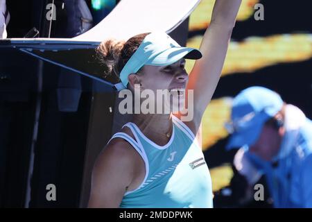 Magda Linette di Polonia celebra la sconfitta di Caroline Garcia, Francia. , . Alla Rod Laver Arena, Melbourne, Australia, il 23 gennaio 2023. Foto di Peter Dovgan. Solo per uso editoriale, licenza richiesta per uso commerciale. Non è utilizzabile nelle scommesse, nei giochi o nelle pubblicazioni di un singolo club/campionato/giocatore. Credit: UK Sports Pics Ltd/Alamy Live News Foto Stock