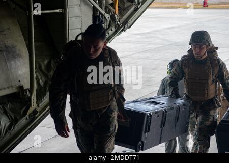 220722-M-TU094-1020 BASE DI GIUNZIONE PEARL HARBOR-HICKAM (22 LUGLIO 2022) USA Marines con Marine Air Control Squadron-4 entra in un KC-130J Super Hercules Aircraft, assegnato a Marine Aerial Refueler Transport Squadron-152, a sostegno di Rim of the Pacific (RIMPAC) 2022 alla base congiunta Pearl Harbor-Hickam, Hawaii, luglio 22. Ventisei nazioni, 38 navi, tre sottomarini, più di 170 aerei e 25.000 persone partecipano al RIMPAC dal 29 giugno al 4 agosto nelle isole hawaiane e nella California meridionale. Il più grande esercizio marittimo internazionale del mondo, RIMPAC fornisce un traini unico Foto Stock