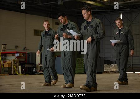 MARINE CORPS AIR STATION KANEOHE BAY, HAWAII (22 LUGLIO 2022) STATI UNITI I piloti del corpo Marino con Marine Heavy Helicopter Squadron (HMH) 463, Marine Aircraft Group 24, 1st Marine Aircraft Wing, si preparano a condurre un esercizio di affondamento (SINKEX) durante Rim of the Pacific (RIMPAC) 2022, presso Marine Corps Air Station Kaneohe Bay, Hawaii, luglio 22. Le forze militari RIMPAC hanno sparato e affondato l'ex-USS Denver (LPD 9), durante un SINKEX per acquisire competenza tattica, targeting e fuoco in diretta contro un bersaglio di superficie in mare. I contenitori SINKEX vengono utilizzati con un processo di pulizia certificato, incluso remo Foto Stock