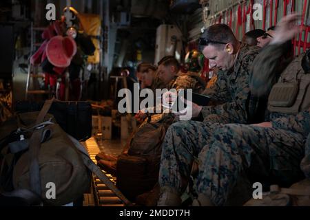 220722-M-TU094-1051 BASE DI GIUNZIONE PEARL HARBOR-HICKAM (22 LUGLIO 2022) USA Il maggiore James Gray, assegnato al Marine Air Control Squadron-4, prende appunti a bordo di un velivolo KC-130J Super Hercules del Marine Aerial Refueler Transport Squadron-152 a sostegno di Rim of the Pacific (RIMPAC) 2022 alla base congiunta Pearl Harbor-Hickam, Hawaii, luglio 22. Ventisei nazioni, 38 navi, tre sottomarini, più di 170 aerei e 25.000 persone partecipano al RIMPAC dal 29 giugno al 4 agosto nelle isole hawaiane e nella California meridionale. Il più grande marittimo internazionale del mondo Foto Stock