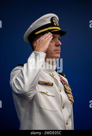 INDIPENDENZA, Lu. (22 luglio 2022) Chief Warrant Officer 5 Mark Spahn rende un saluto durante la sua cerimonia di pensionamento presso la biblioteca presidenziale e museo di Harry S. Truman, 22 luglio 2022. Spahn, che è un nativo della zona di Kansas City, è andato in pensione dopo 32 anni di servizio attivo della Marina militare. Foto Stock