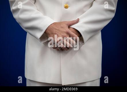 INDIPENDENZA, Lu. (22 luglio 2022) Chief Warrant Officer 5 Mark Spahn attraversa le mani in preghiera durante la sua cerimonia di ritiro presso la biblioteca presidenziale e museo di Harry S. Truman, 22 luglio 2022. Spahn, che è un nativo della zona di Kansas City, è andato in pensione dopo 32 anni di servizio attivo della Marina militare. Foto Stock