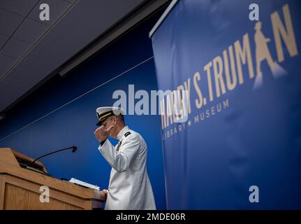 INDIPENDENZA, Lu. (22 luglio 2022) Chief Warrant Officer 5 Mark Spahn fa le sue osservazioni durante la sua cerimonia di pensionamento presso la biblioteca presidenziale e museo di Harry S. Truman, 22 luglio 2022. Spahn, che è un nativo della zona di Kansas City, è andato in pensione dopo 32 anni di servizio attivo della Marina militare. Foto Stock