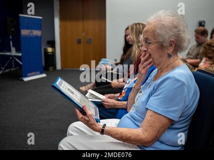 INDIPENDENZA, Lu. (22 luglio 2022) il Chief Warrant Officer 5 la madre di Mark Spahn, Patricia, legge il suo attestato di apprezzamento durante la cerimonia di pensionamento del figlio presso la Biblioteca e Museo Presidenziale di Harry S. Truman, il 22 luglio 2022. Spahn, che è un nativo della zona di Kansas City, è andato in pensione dopo 32 anni di servizio attivo della Marina militare. Foto Stock