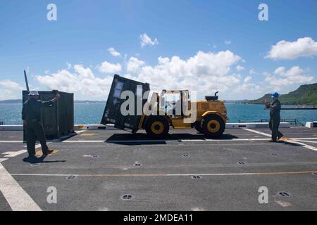 220723-N-XB010-1001 OKINAWA, Giappone (23 luglio 2022) staff Sergente Rhet Summers, di Eustis, Fla., sinistra, lancia CPL. Gabriel Gonzalez, di Hacienda Heights, Calif., dirige la lancia CPL. Austin Weemes, di Tampa, Fla., in quanto utilizza un carrello elevatore a forche per il trasporto aereo diretto da New Orleans (USS 18) ponte di volo. New Orleans, parte del Tripoli Anfibio Ready Group, insieme alla Marine Expeditionary Unit 31st, opera nell'area di responsabilità della flotta degli Stati Uniti 7th per migliorare l'interoperabilità con alleati e partner e fornire una risposta pronta Foto Stock