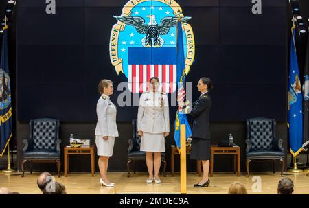 Michelle Skubic (centro), direttore della Defense Logistics Agency, presiede la Defense Logistics Agency Land and Maritime Change of Command cerimonia del 22 luglio presso il Defense Supply Center Columbushe. Esercito Brig. Gail Atkins (a destra) ha assunto il comando di Navy Rear ADM. Kristen Fabry (a sinistra), che sta ritirando questo mese. Foto Stock