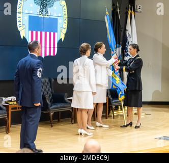 Michelle Skubic, direttore della Defense Logistics Agency, passa il guidon all'Encoming Defense Logistics Agency Land and Maritime Commander Army Brig. Gail Atkins durante il cambio di comando dell'installazione, luglio 22 presso il Defense Supply Center Columbus. Atkins ha assunto il comando della Navy Rear ADM. Kristen Fabry, che si sta ritirando questo mese. Foto Stock