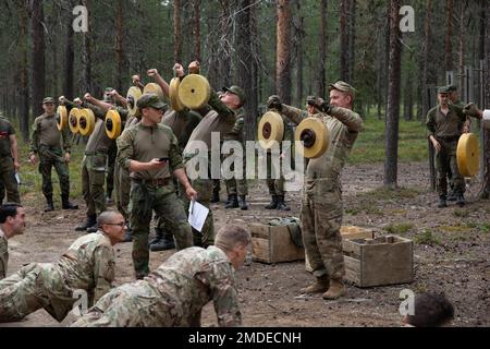 STATI UNITI I soldati assegnati a “Viper Company”, 1st battaglione, 26th reggimento di fanteria, 2nd squadra di combattimento Brigata, 101st divisione aerea (Air Assault) competono contro i soldati della Brigata Jaeger dell'esercito finlandese in una sfida di fitness fisica a cinque eventi per aiutare a costruire esprit de Corps tra i membri di servizio delle due nazioni a Sodankyla, Finlandia, 22 luglio, 2022. 101st (AASLT) fa parte del V Corps, il Forward americano dispiegato in Europa, che collabora con partner di sicurezza regionali per fornire forze pronte per il combattimento, eseguire esercizi di formazione congiunti e multinazionali e mantenere il comando e il controllo dell'airb Foto Stock