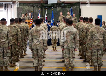 I militari assegnati allo Squadrone di preparazione logistica 51st, sono all'attenzione per la riproduzione dell'inno nazionale durante l'assunzione del comando da parte dello squadrone presso la base aerea Osan, Repubblica di Corea, 22 luglio 2022. La cerimonia è una tradizione militare che rappresenta quando un comandante entrante si assume l'autorità e la responsabilità di un volo, squadrone, gruppo, ala o MAJCOM da un ufficiale di presidenza a un comandante entrante. Foto Stock