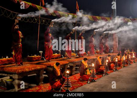 Varanasi, India. 22nd Jan, 2023. I sacerdoti indù eseguono le preghiere del 'mattino Aarati' ad assi Ghat, durante il Ganga Aarti, un rituale tradizionale e vecchio indù che onora il fiume Ganges che si tiene sulle rive del fiume. Credit: SOPA Images Limited/Alamy Live News Foto Stock