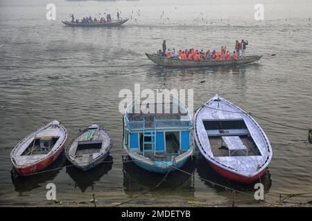 Varanasi, India. 22nd Jan, 2023. I turisti si siedono sulle barche al Ghat Dashwmedh del fiume Ganges, a Varanasi in una mattinata invernale Foggy. (Foto di Avishek Das/SOPA Images/Sipa USA) Credit: Sipa USA/Alamy Live News Foto Stock