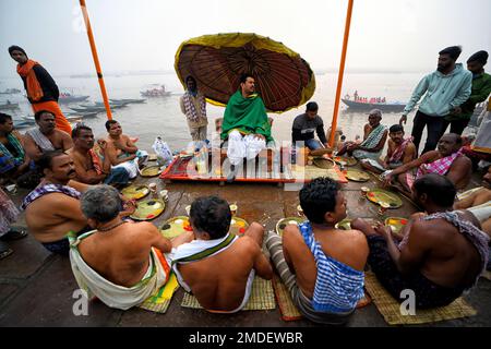 Varanasi, India. 22nd Jan, 2023. Un sacerdote indù esegue un rituale culturale sulle rive del fiume Gange di Varanasi. (Foto di Avishek Das/SOPA Images/Sipa USA) Credit: Sipa USA/Alamy Live News Foto Stock