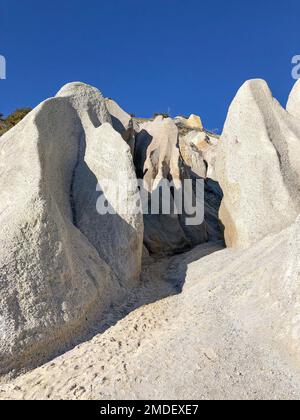 Spettacolare lago e scogliere create dai fanghi delle miniere d'oro, a St Bathans e il Lago Blu, Distretto di Maniototo, Nuova Zelanda Foto Stock