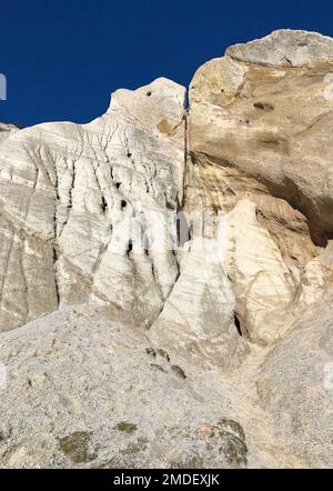 Spettacolare lago e scogliere create dai fanghi delle miniere d'oro, a St Bathans e il Lago Blu, Distretto di Maniototo, Nuova Zelanda Foto Stock