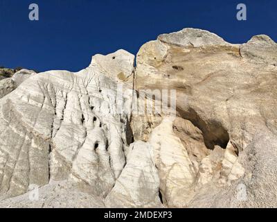 Spettacolare lago e scogliere create dai fanghi delle miniere d'oro, a St Bathans e il Lago Blu, Distretto di Maniototo, Nuova Zelanda Foto Stock