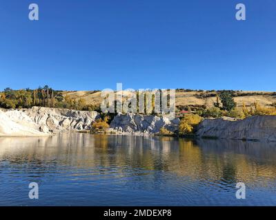 Spettacolare lago e scogliere create dai fanghi delle miniere d'oro, a St Bathans e il Lago Blu, Distretto di Maniototo, Nuova Zelanda Foto Stock