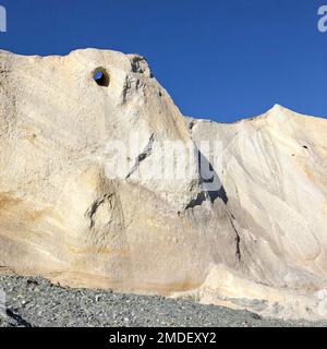 Spettacolare lago e scogliere create dai fanghi delle miniere d'oro, a St Bathans e il Lago Blu, Distretto di Maniototo, Nuova Zelanda Foto Stock