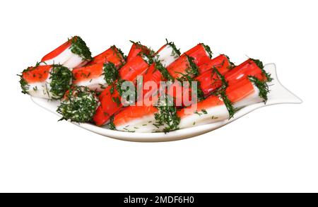 Piatto con bastoncini di granchio ripieni di formaggio e uova. Isolato su sfondo bianco. Tracciato di ritaglio incluso. Foto Stock