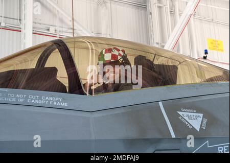 STATI UNITI Alexander Babos, comandante di volo e pilota istruttore di F-35A Lightning II con lo Squadron Fighter 60th, 33rd Fighter Wing, Eglin Air Force base, Florida, si prepara per un volo alla base della Guardia Nazionale aerea di Burlington, Vermont, 22 luglio 2022. I nomadi del 33rd Maintenance Group e del 60th FS stanno conducendo una formazione fuori sede per esercitare il concetto di Agile Combat Employment. Foto Stock