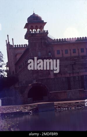 Il Taj-ul-Masajid o Tāj-ul-Masjid, è una moschea situata a Bhopal, Madhya Pradesh, India. È la più grande moschea dell'India e una delle più grandi moschee del mondo. Foto Stock