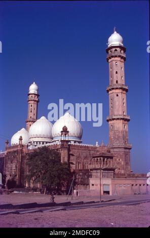 Il Taj-ul-Masajid o Tāj-ul-Masjid, è una moschea situata a Bhopal, Madhya Pradesh, India. È la più grande moschea dell'India e una delle più grandi moschee del mondo. Foto Stock