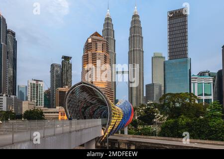 13 gennaio 2023: Saloma link, Pintasan Saloma, un ponte pedonale e ciclista di 69 metri che attraversa il fiume Klang a Kuala Lumpur, Malesia. Foto Stock