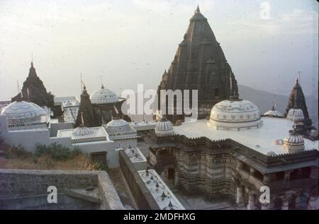 Girnar è un'antica collina di Junagadh, Gujarat, India. Girnar è una delle cinque maggiori 'tirthas' attribuite alle 'panch Kalyanakas' di varie 'tirthankara Jain'. Girnar è anche significativa tra i devoti Shiva per il cosiddetto “spazio-tempo mistico” della catena montuosa, con la presenza e il turnover di diverse sette di Sadhu Babas, Nath setta e altri. Foto Stock