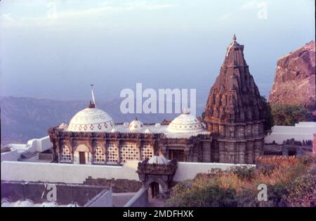 Girnar è un'antica collina di Junagadh, Gujarat, India. Girnar è una delle cinque maggiori 'tirthas' attribuite alle 'panch Kalyanakas' di varie 'tirthankara Jain'. Girnar è anche significativa tra i devoti Shiva per il cosiddetto “spazio-tempo mistico” della catena montuosa, con la presenza e il turnover di diverse sette di Sadhu Babas, Nath setta e altri. Foto Stock