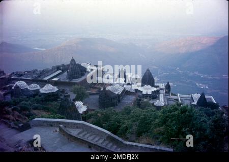 Girnar è un'antica collina di Junagadh, Gujarat, India. Girnar è una delle cinque maggiori 'tirthas' attribuite alle 'panch Kalyanakas' di varie 'tirthankara Jain'. Girnar è anche significativa tra i devoti Shiva per il cosiddetto “spazio-tempo mistico” della catena montuosa, con la presenza e il turnover di diverse sette di Sadhu Babas, Nath setta e altri. Foto Stock