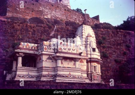 Girnar è un'antica collina di Junagadh, Gujarat, India. Girnar è una delle cinque maggiori 'tirthas' attribuite alle 'panch Kalyanakas' di varie 'tirthankara Jain'. Girnar è anche significativa tra i devoti Shiva per il cosiddetto “spazio-tempo mistico” della catena montuosa, con la presenza e il turnover di diverse sette di Sadhu Babas, Nath setta e altri. Foto Stock