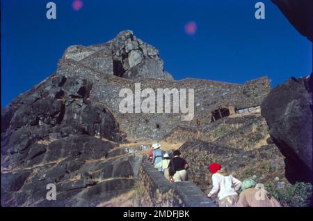 Girnar è un'antica collina di Junagadh, Gujarat, India. Girnar è una delle cinque maggiori 'tirthas' attribuite alle 'panch Kalyanakas' di varie 'tirthankara Jain'. Girnar è anche significativa tra i devoti Shiva per il cosiddetto “spazio-tempo mistico” della catena montuosa, con la presenza e il turnover di diverse sette di Sadhu Babas, Nath setta e altri. Foto Stock