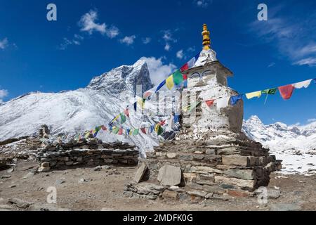 Bandiere di preghiera buddhiste su un coro buddhista sulla rotta Everest base Camp in Himalaya, Nepal. Sventolando le bandiere buddiste di preghiera in una splendida montagna Foto Stock