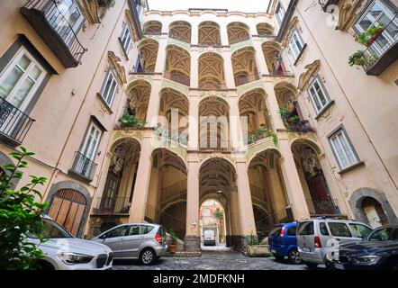 Lo stucco giallo e verde, gocciolante, scalinata curvilinea a Palazzo dello Spagnolo. Progettato dall'architetto barocco Ferdinando Sanfelice. A Napoli, Foto Stock