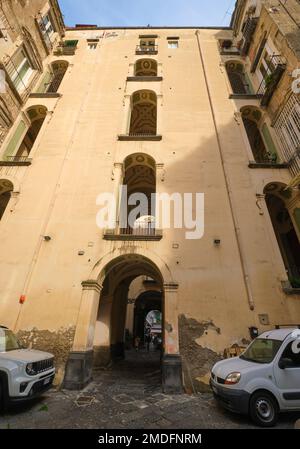 La vista posteriore dello stucco giallo e verde, gocciolante scalinata curvilinea a Palazzo dello Spagnolo. Progettato dall'architetto barocco Ferdinando Sanfe Foto Stock