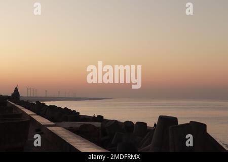 Vista mattutina della spiaggia di Dwarka vicino al Tempio di Dwarkadhish/Gujarat/India Foto Stock